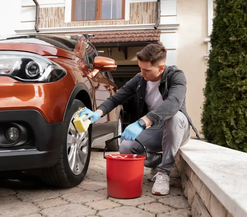 Lavage auto à domicile La Bazoche-Gouet : professionnel intervenant sur un véhicule